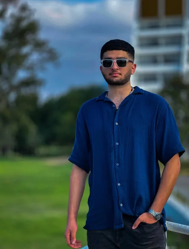 عکسی از سورنا گلگون با بک‌گراندی در طبیعت