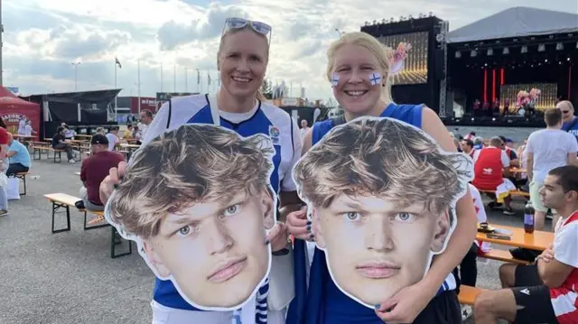 Dve žene sa kartonskim ilustracijama Mike Murinena