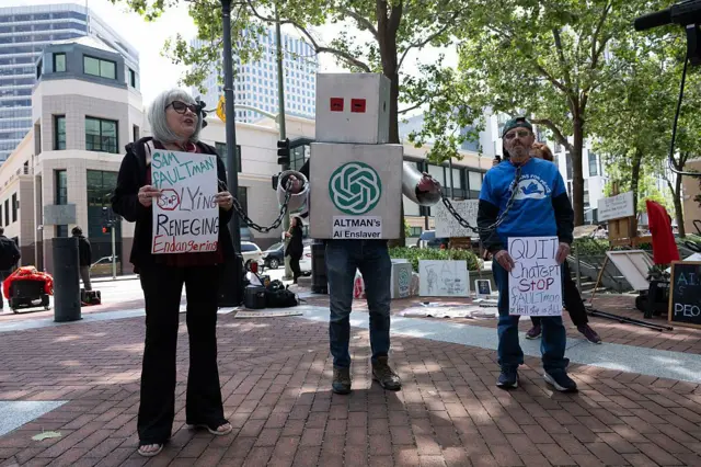 Manifestantes contra Altman y OpenAI