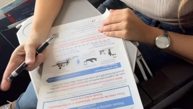 Documentos a rellenar en el avión.