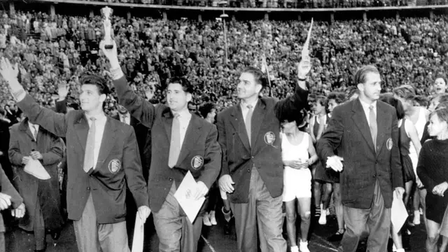 1954: ਸਵਿਟਜ਼ਰਲੈਂਡ ਵਿੱਚ ਵਿਸ਼ਵ ਕੱਪ ਜੇਤੂ ਜਰਮਨੀ ਦਾ ਸਨਮਾਨ