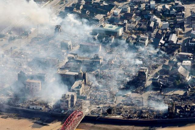 Asap mengepul setelah kebakaran berskala besar di satu kawasan di Wajima, Prefektur Ishikawa pada 2 Januari 2024, sehari setelah gempa besar berkekuatan 7,5 skala Richter melanda wilayah Noto di Prefektur Ishikawa.