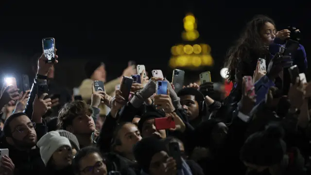 ပြင်သစ်အသင်းကို ကြိုဆိုနေကြသူတွေ