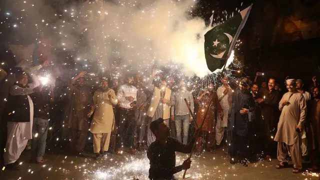 10 مئی 2025 کی تصویر: انڈیا اور پاکستان میں جنگ بندی کے بعد پاکستان کے شہر حیدرآباد میں جشن منایا جا رہا ہے
