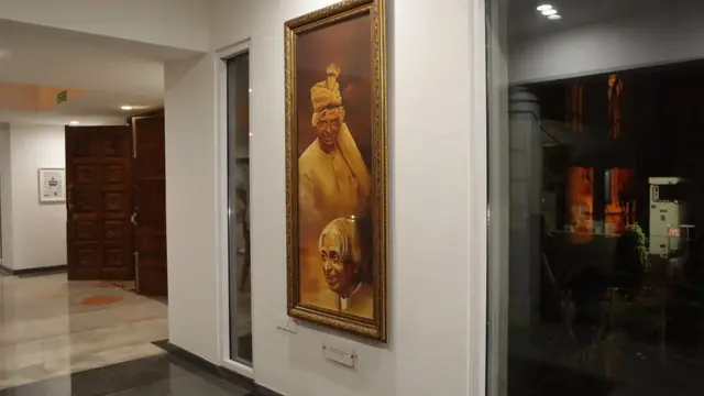 ஓவியர் ஏ.பி.ஸ்ரீதரின் 95 ஓவியங்கள் மணிமண்டபத்தில் இடம்பெற்றுள்ளன.