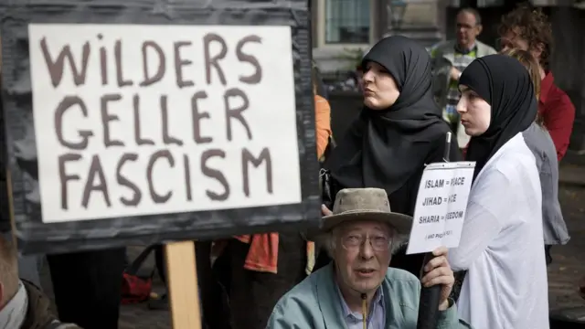 Holanda'da İslam karşıtı açıklamalarıyla bilinen PVV Partisi lideri Geert Wilders'ı protesto eden bir gösterici.