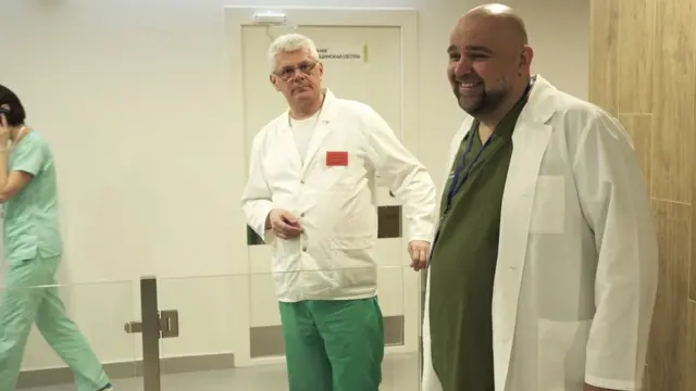 Денис Проценко и другие врачи в больнице в Коммунарке (фото Владимира Комиссарова)