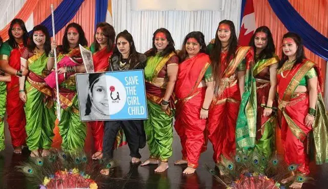 गर्भलिंग निदानाबाबत जनजागृती करणाऱ्या मुली.