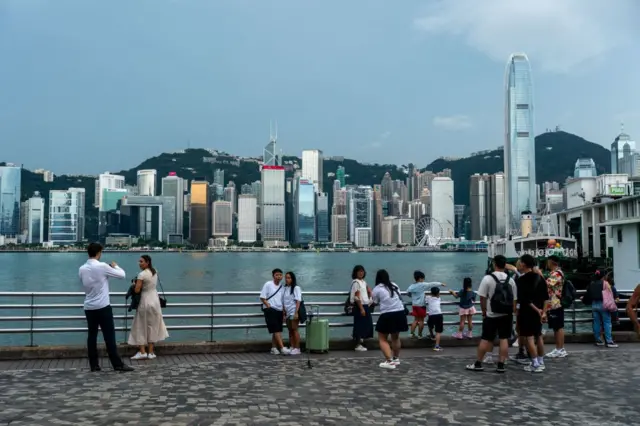 香港在主权移交后，继续保有自由港和独立关税区的地位，并由世贸组织承认。