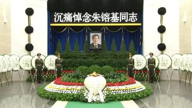 北京八寶山公墓靈堂內解放軍儀仗隊士兵在朱鎔基遺體兩側站崗（18/8/2026）
