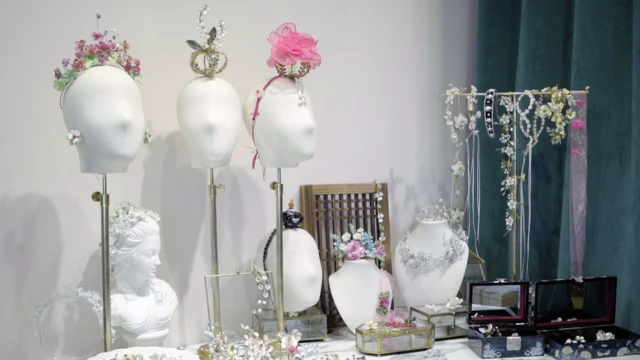 로제블랑 공방에 자개와 진주, 옥 등 한국 전통 자재를 접목해 제작된 액세서리가 진열돼 있다