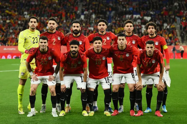 Les joueurs égyptiens posent pour une photo d'équipe avant un match amical international entre l'Espagne et l'Égypte le 31 mars 2026 à Barcelone, en Espagne.