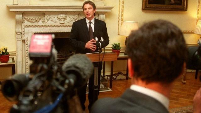 El premier británico Tony Blair en una conferencia de prensa  el 10 de junio de 1999, anunciando la suspensión de los ataques aéreos de la OTAN contra Yugoslavia.