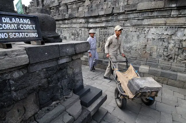 Peringatan dilarang corat-coret terpasang di salah satu bagian Candi Borobudur.