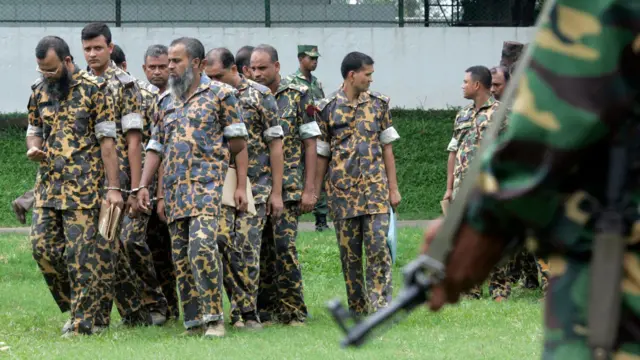 বাংলাদেশ রাইফেলসের অভিযুক্ত সদস্যদের বিশেষ আদালতে শুনানির জন্য তলব করা হয়, ছবি - ১২ই জুলাই ২০১০ 