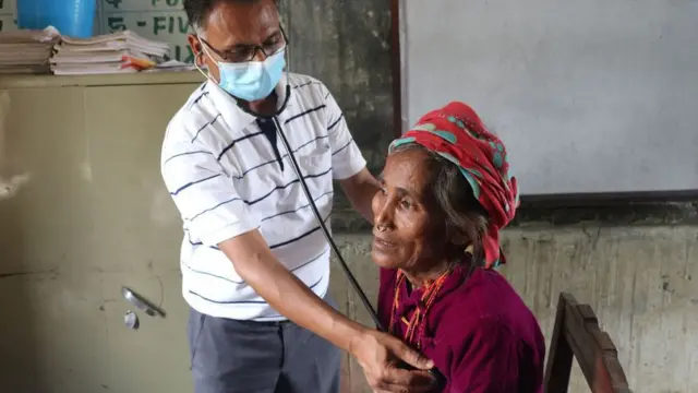 महिलाको स्वास्थ्य जाँच गर्दै प्रसुती तथा स्त्री रोग विशेषज्ञ चिकित्सक