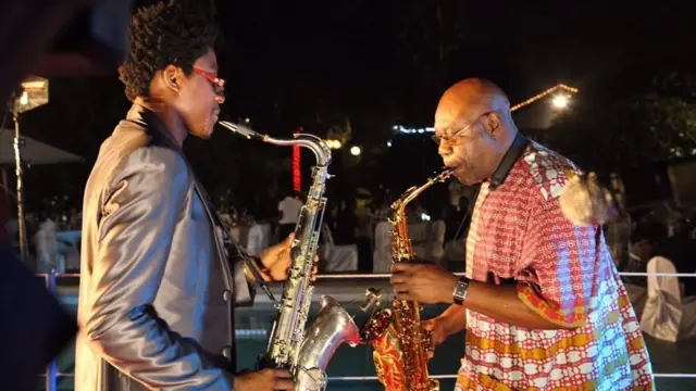 Manu Dibango et Alain Oyono en spectacle