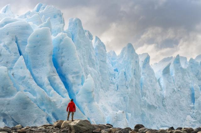 คนยืนอยู่บนธารน้ำแข็งในอาร์เจนตินา