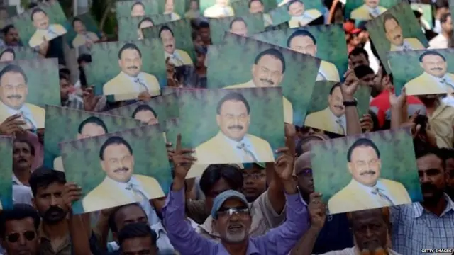 મોહાજિર નેતાઓની તસવીરો સાથે પ્રદર્શનકારીઓ