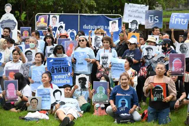 "เครือข่ายนิรโทษกรรมประชาชน" เกาะติดผลการประชุมสภาอยู่ด้านนอกอาคารรัฐสภา เกียกกาย ทว่ารองประธานสภาได้สั่งปิดการประชุมไปก่อน จึงยังไม่ได้ลงมติใด ๆ