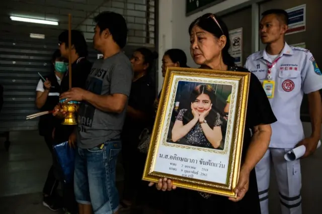 ญาติถือรูปผู้เสียชีวิต