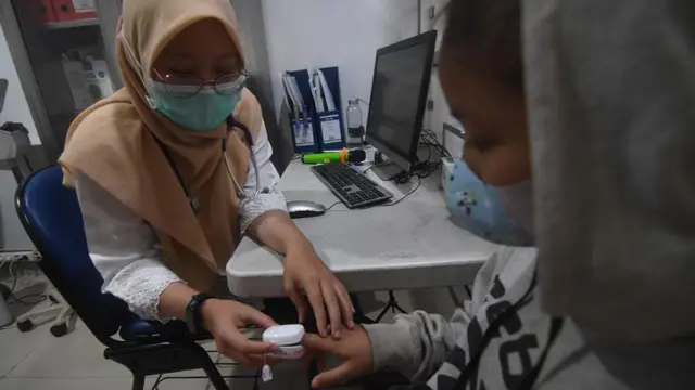 Dokter melakukan pemeriksaan kesehatan terhadap pasien bergejala Infeksi Saluran Pernapasan Akut (ISPA) di Puskesmas Kecamatan Mampang Prapatan, Jakarta Selatan, Jumat (11/8/2023).