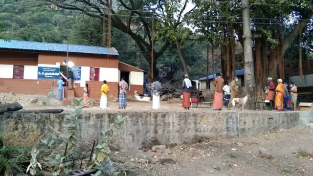 வாக்களிக்கும் மக்கள்