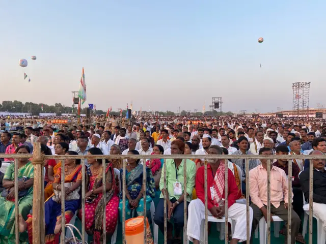 राहुल गांधींच्या सभेसाठी जमलेली गर्दी
