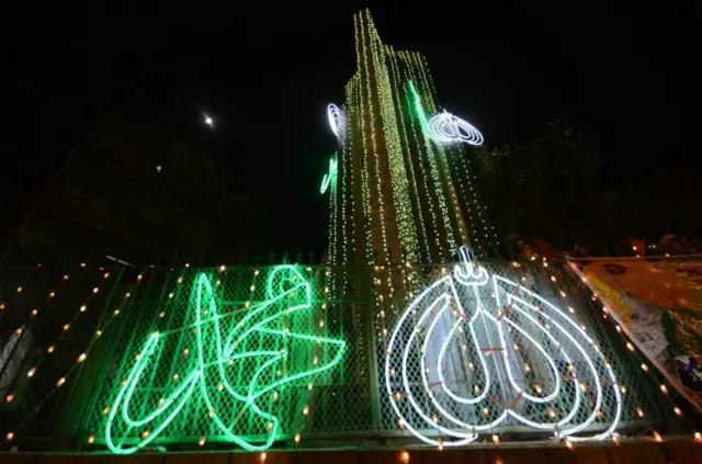 Un marché illuminé pendant le Mawlid au Pakistan.