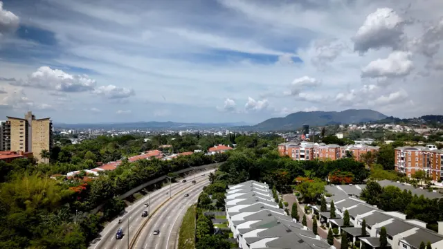 Vista aérea de condomínios de casas e edifícios recém-construídos em San Salvador