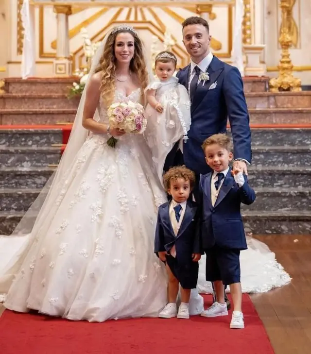 ዲዮጎ ጆታ ኣብ መዓልቲ መርዓኡ ምስ መርዓቱን ሰለስተ ደቆምን