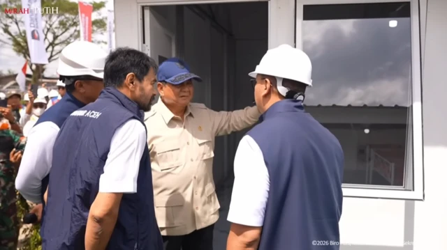Presiden Prabowo bilang bahwa atap seng di huntara membuat ruangan menjadi panas.