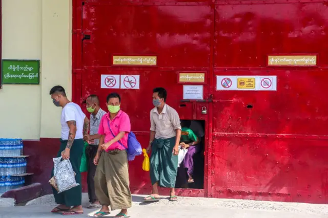 အိုးဘိုအကျဉ်းထောင်မှ လွတ်မြောက်လာသူများ (ပုံဟောင်း)