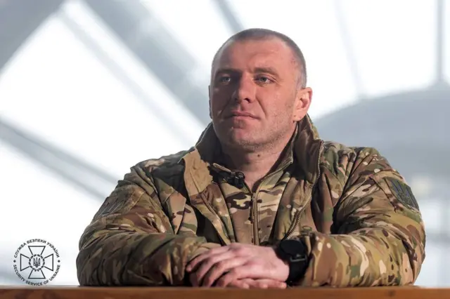 Малюк у камуфляжній формі таємничо дивиться вдаль.