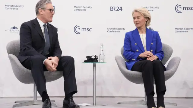 رئيس الوزراء البريطاني كير ستارمر يشارك في جلسة نقاش إلى جانب رئيسة المفوضية الأوروبية أورسولا فون دير لاين خلال مؤتمر ميونيخ للأمن. ويظهر ستارمر على اليسار وفون دير لاين على اليمين، وكلاهما جالس.