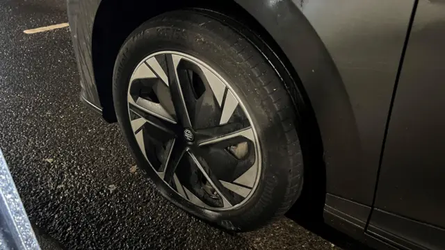 Un neumático pinchado de un coche MG