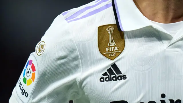 شعار كأس العالم للأندية على قميص ريال مدريد بعد تتويج النادي الملكي بالبطولة الدولية في عام 2022 