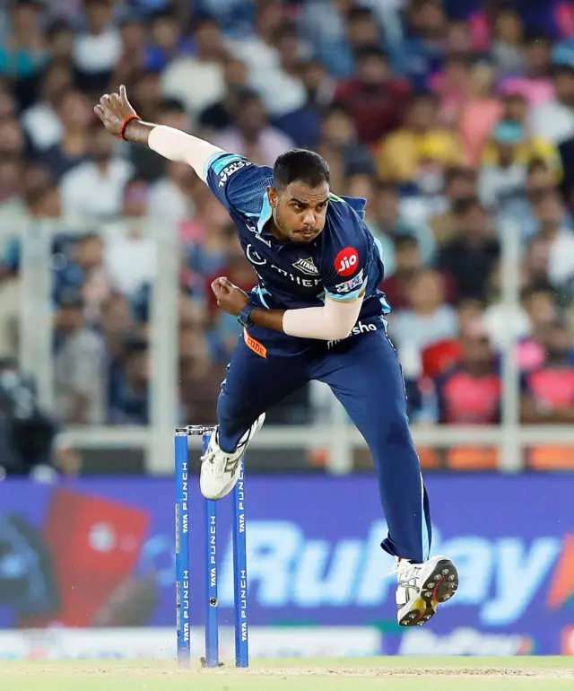 मई 2022 में राजस्थान रॉयल्स के ख़िलाफ़ मैच के दौरान यश दयाल