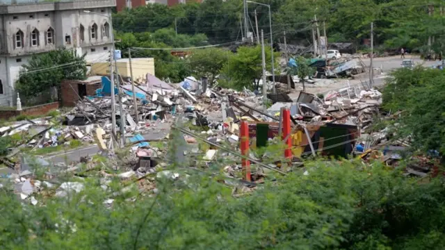 टूटी हुई इमारतें