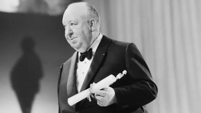 Alfred Hitchcock recibiendo un premio Bafta.