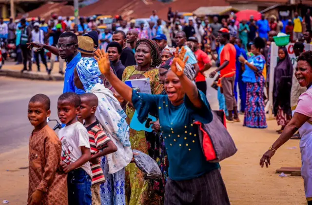 Tọmọde-tagba lo tu yaaya jade si oju ọna lati wo Akeredolu fun igba ikẹyin 