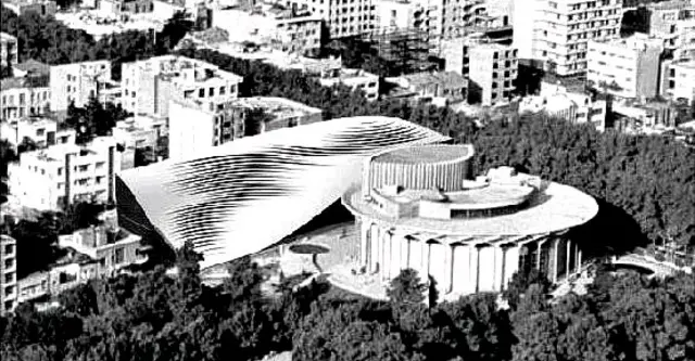 تصویری که موقعیت مسجد را نسبت به ساختمان گرد تئاتر شهر نشان می‌دهد