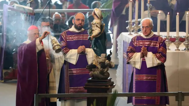 Кардинал Баньяско у статуи Богородицы