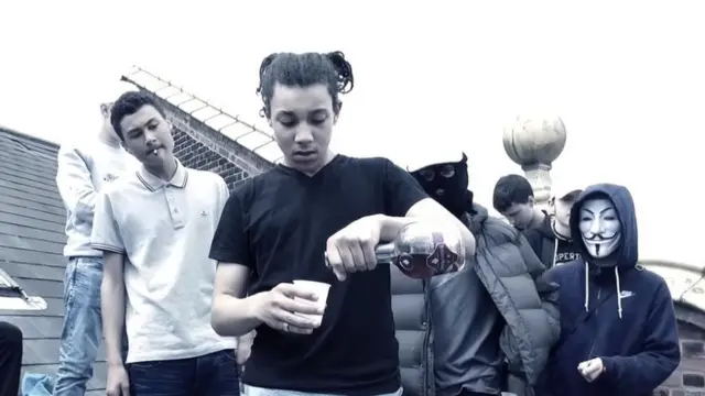 Kyreis Davies e Isaac Calver en un video musical