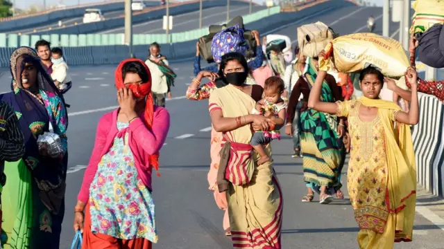 ভারতে লকডাউনের মধ্যে অভিবাসী শ্রমিকরা হাঁটছেন গ্রামের দিকে