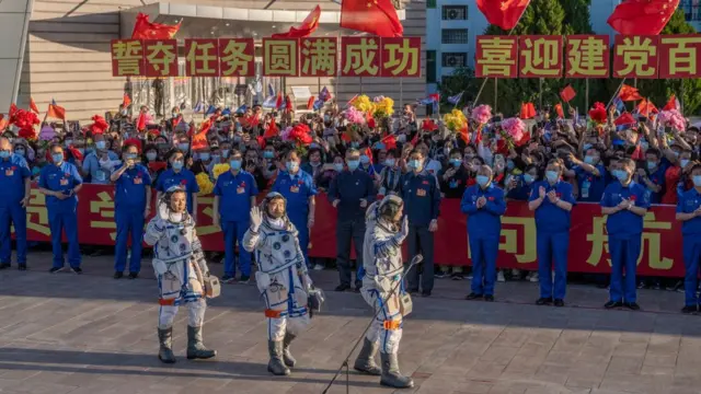 নভোযানে ওঠার আগে তিন চীনা নভোচারীকে সম্বর্ধনা দেয়া হচ্ছে।
