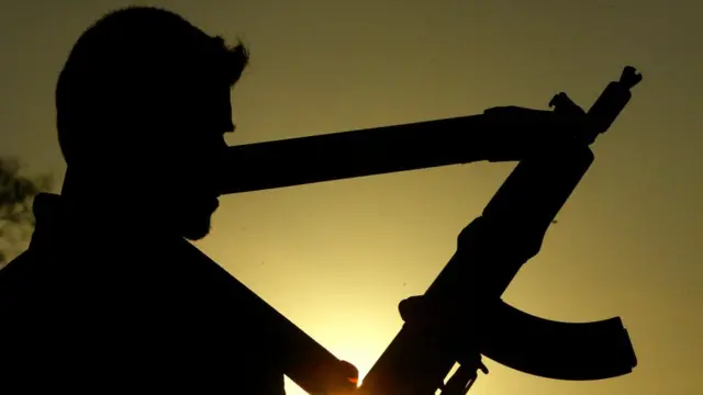 Боец с оружием