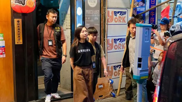 2026年7月15日，香港警察国安处探员将留下书舍店员 Mandy Lau 押走