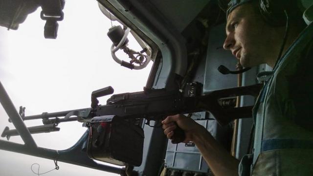 Помічник командира 18-го вертолітного загону Андрій Остапюк у гелікоптері