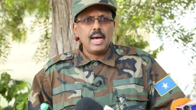 Madaxweyne Farmaajo ayaa inta badan kasoo muuqda munaasabadaha ciidanka isaga oo xiran direeska ciidanka